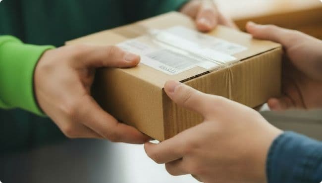 Paketübergabe – Versandservice der Apotheke